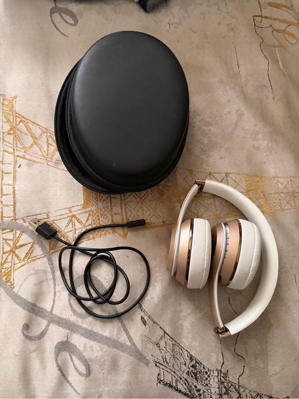 Beats Wireless Over-Ear Headphones in Rose Gold and White - Foldable Travel